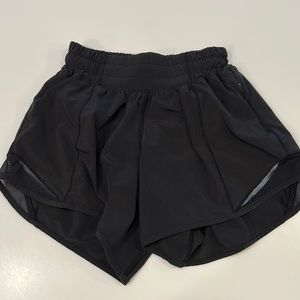 Lululemon Hotty hot low rise shorts (4”) in black size zero